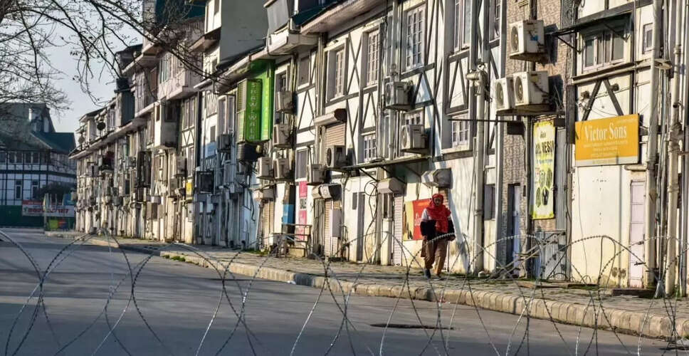 कश्मीर में प्रतिबंध जारी, स्थिति में सुधार