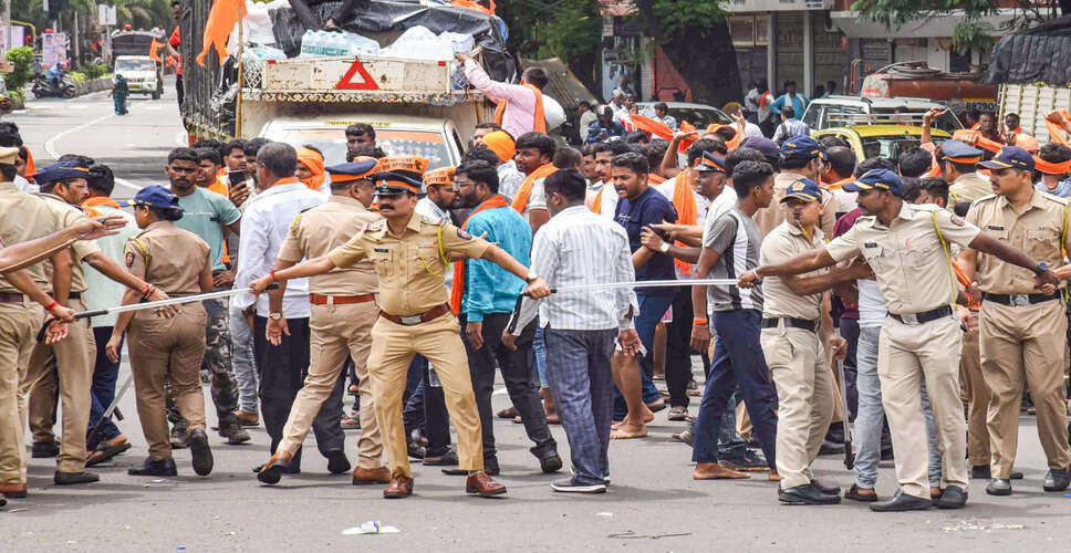 मुंबई में मराठा आरक्षण आंदोलन: पुलिस ने प्रदर्शनकारियों को नोटिस जारी किया