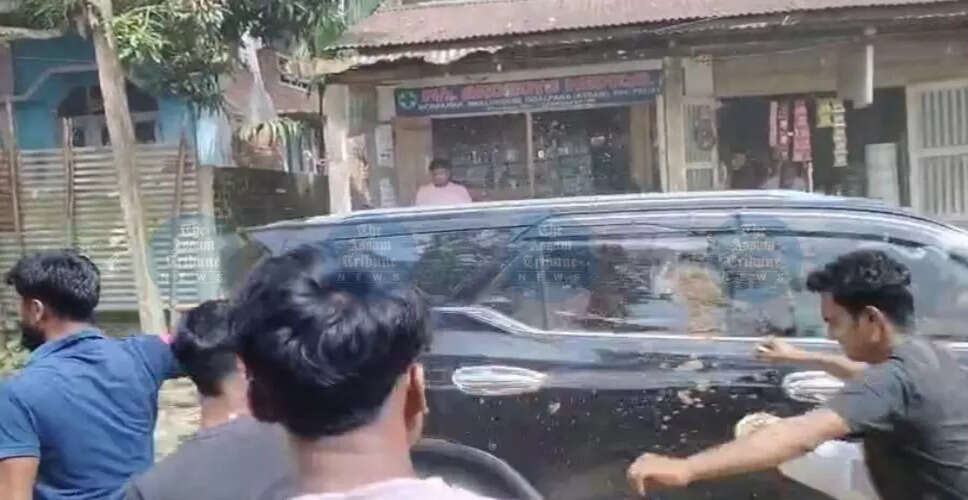 गोलपारा में स्थानीय लोगों का कांग्रेस नेताओं के खिलाफ प्रदर्शन
