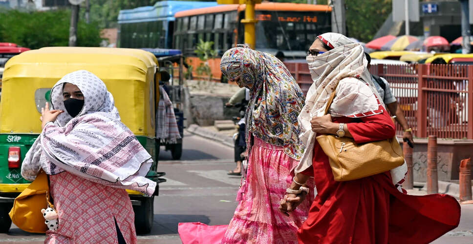 दिल्ली में गर्मी का कहर: तापमान 44 डिग्री तक पहुंचा