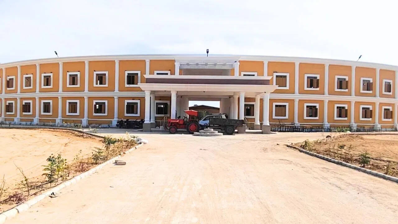 डॉक्टर अशोक जैन: शिक्षा के माध्यम से गांव का भविष्य बदलने वाला सपना