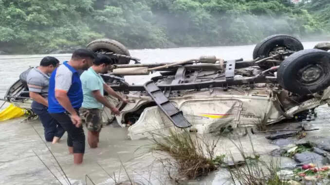 उत्तराखंड में सड़क दुर्घटना: पिकअप वाहन यमुना में गिरा, चार लोग घायल