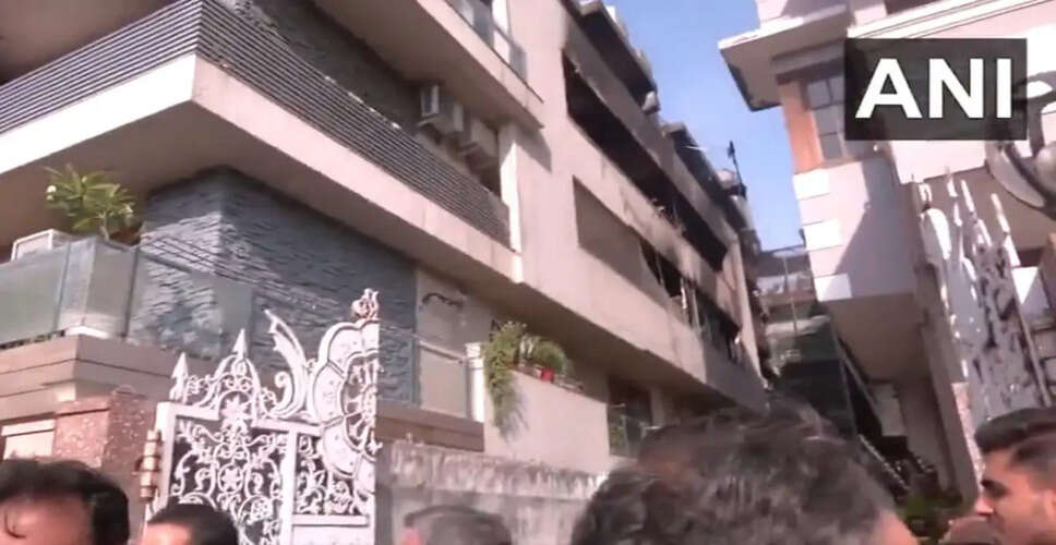 दिल्ली में चार मंजिला इमारत में आग, 9 लोगों की मौत