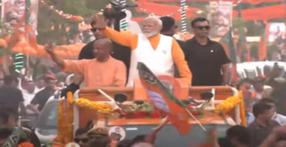 पीएम मोदी का काशी में मेगा रोड शो शुरू, उमड़ा जनसैलाब, मंगलवार को करेंगे नामांकन