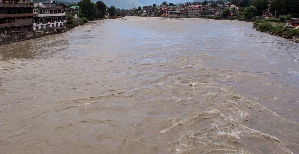 गांदरबल में सुरक्षाकर्मियों की बस नदी में गिरी, बचाव कार्य जारी