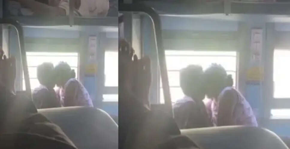 चलती ट्रेन में कपल की शर्मनाक हरकत, सहयात्री हुए असहज