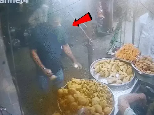 झांसी में रेलकर्मी की अचानक बेहोशी से मौत, वीडियो वायरल