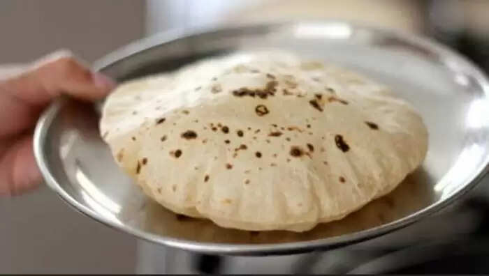 हाथ में न दें ये चीजें: ज्योतिष और वास्तु के अनुसार नुकसान से बचें