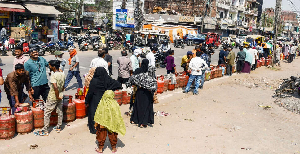 गुजरात में प्रवासी मजदूरों की गैस संकट के कारण घर वापसी