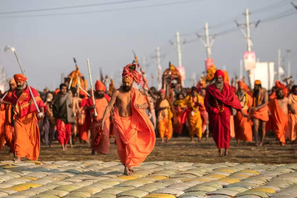 साधुओं के कपड़ों के रंगों का रहस्य: भगवा, सफेद और काला