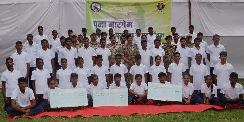 नक्सलियों का आत्मसमर्पण: सरकार की पुनर्वास योजना का लाभ