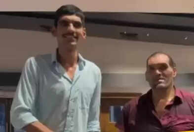 द ग्रेट खली का नया वीडियो: 8.2 फीट के लड़के के साथ चर्चा में