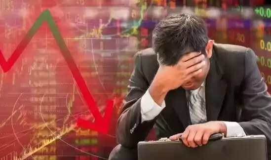 शेयर बाजार में भारी गिरावट, निवेशकों को हुआ बड़ा नुकसान