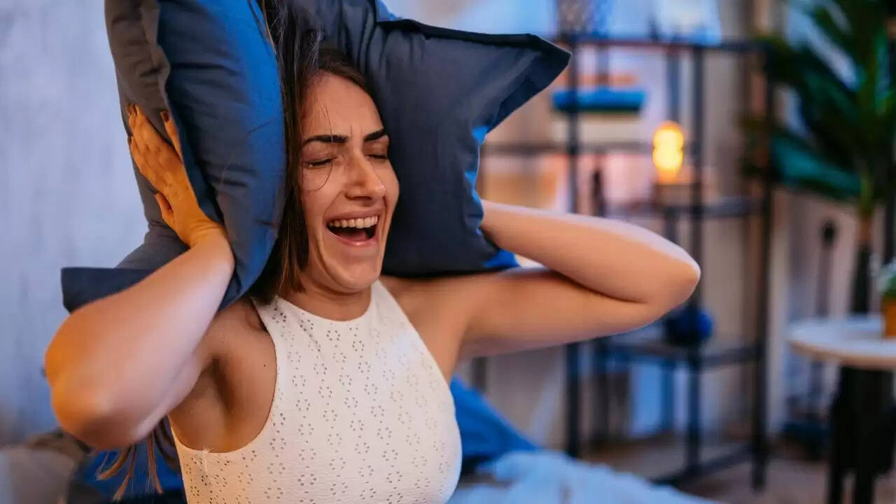 पड़ोसन के शोर से परेशान लड़की ने लिया अनोखा बदला, सोशल मीडिया पर छाई