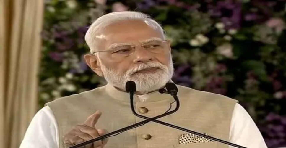 प्रधानमंत्री मोदी ने गुजरात में 'मेड इन इंडिया' ई-वीटारा का उद्घाटन किया