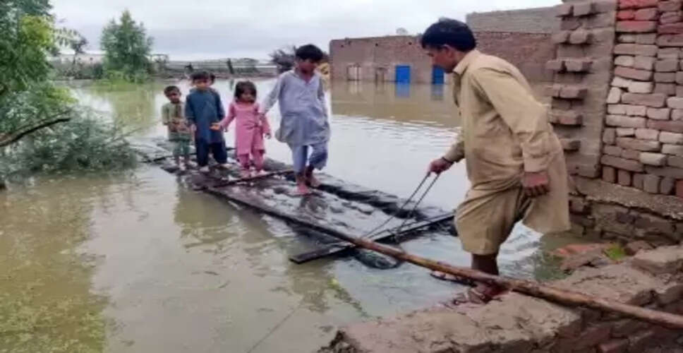 पाकिस्तान में मूसलाधार बारिश का कहर, अब तक 802 लोगों की मौत, 1,000 से अधिक घायल