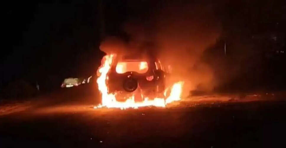 मुरादाबाद में चलती कार में लगी आग, परिवार ने कूदकर बचाई जान