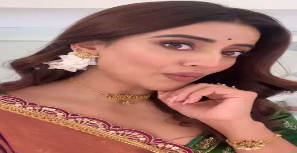 ट्रेडिशनल लुक में भोजपुरी गाने पर झूमती नजर आईं अक्षरा सिंह