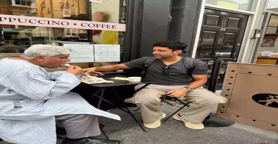 आइसक्रीम का लुत्फ उठाते दिखे जावेद और फरहान, शबाना बोलीं- छुट्टियों में सब चलता है