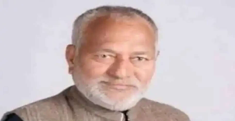 खतरनाक किंग कोबरा के साथ एक व्यक्ति की हैरान करने वाली हरकत का वीडियो वायरल