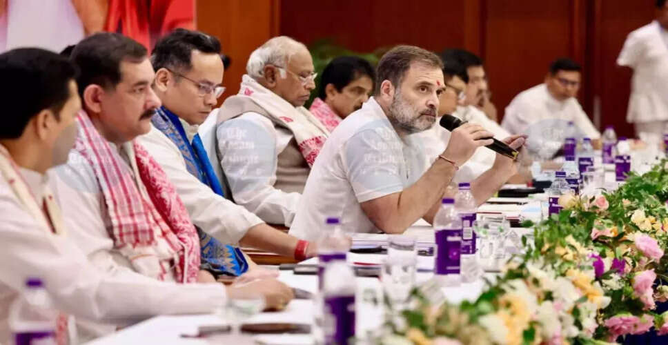गुवाहाटी में कांग्रेस की बैठक के दौरान राजनीतिक विवाद
