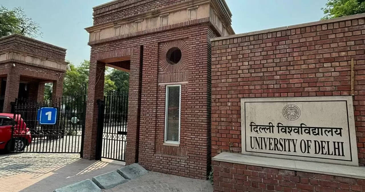 दिल्ली विश्वविद्यालय में सिलेबस विवाद: अर्थशास्त्र और इतिहास कोर्स पर उठे सवाल