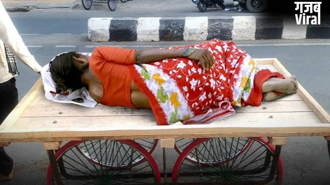 बुजुर्ग महिला को ठेले पर लिटाकर बैंक ले जाने की घटना ने उठाए सवाल
