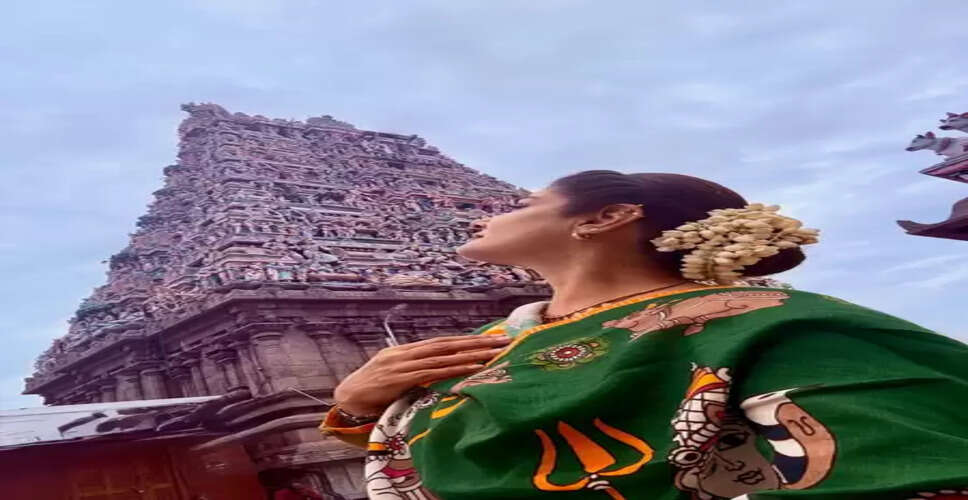 रवीना टंडन पहुंची मदुरै, मीनाक्षी अम्मन मंदिर में किए दर्शन