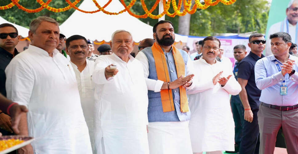 मुख्यमंत्री नीतीश कुमार का पूर्वी चंपारण में विकास कार्यों पर जोर