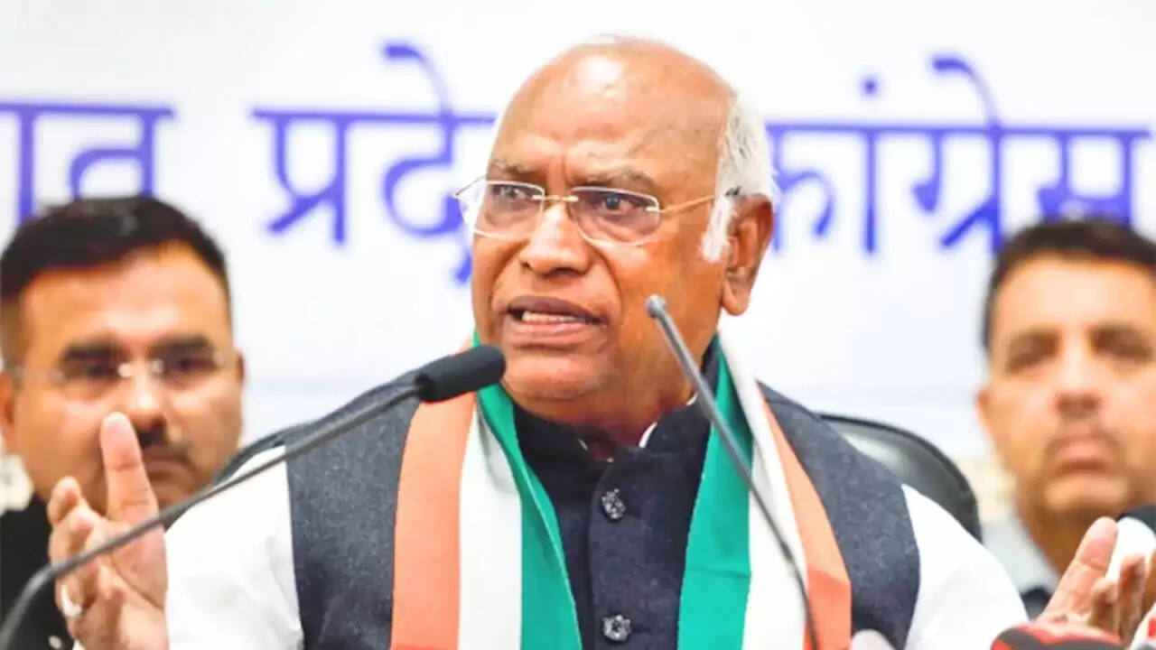 कांग्रेस अध्यक्ष खरगे का पीएम मोदी पर तंज: 'अभी सम्राट नहीं बने'