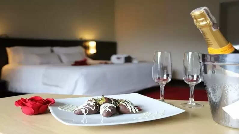 होटल में रुकते समय कौन-कौन सी चीजें ले जा सकते हैं?