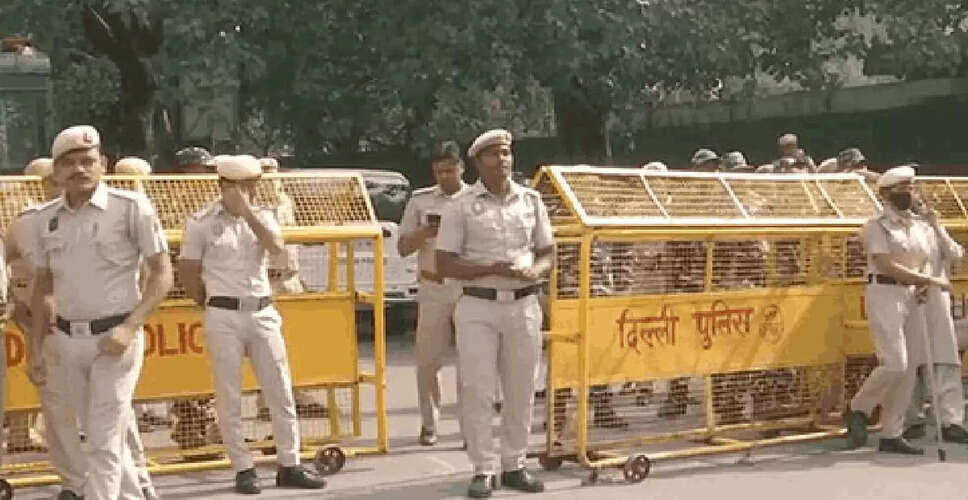 दिल्ली के वसंत कुंज में खुले नाले में गिरे बच्चे की तलाश जारी