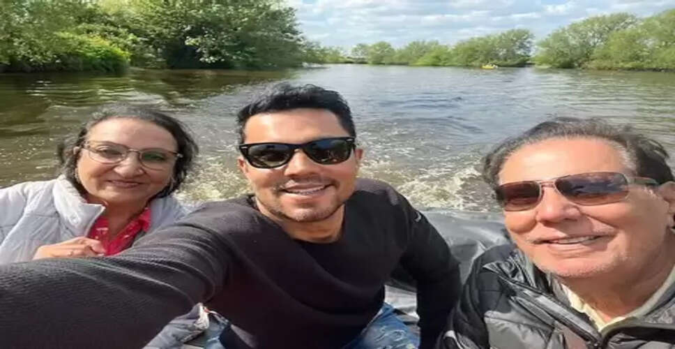 रणदीप हुड्डा ने माता-पिता को खास अंदाज में शादी की 54वीं सालगिरह की बधाई दी