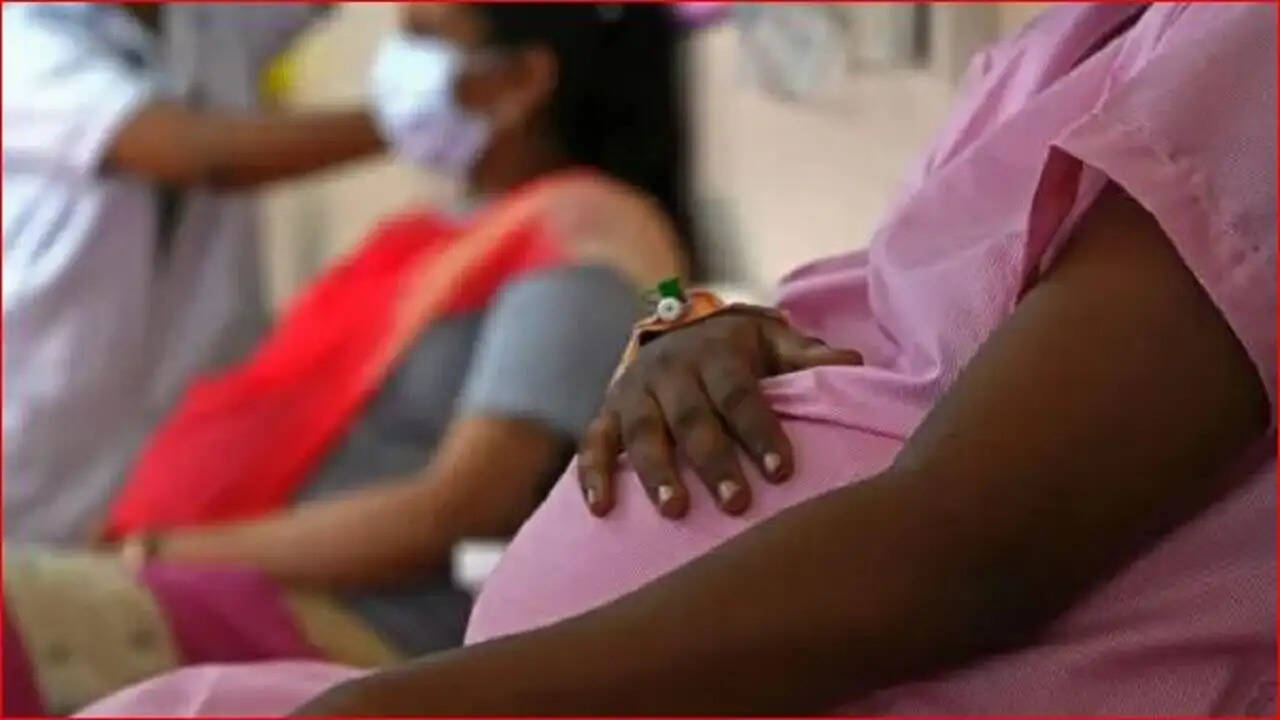 बदायूं में नर्सिंग होम की लापरवाही से नवजात की मौत, मां से पैसे की मांग