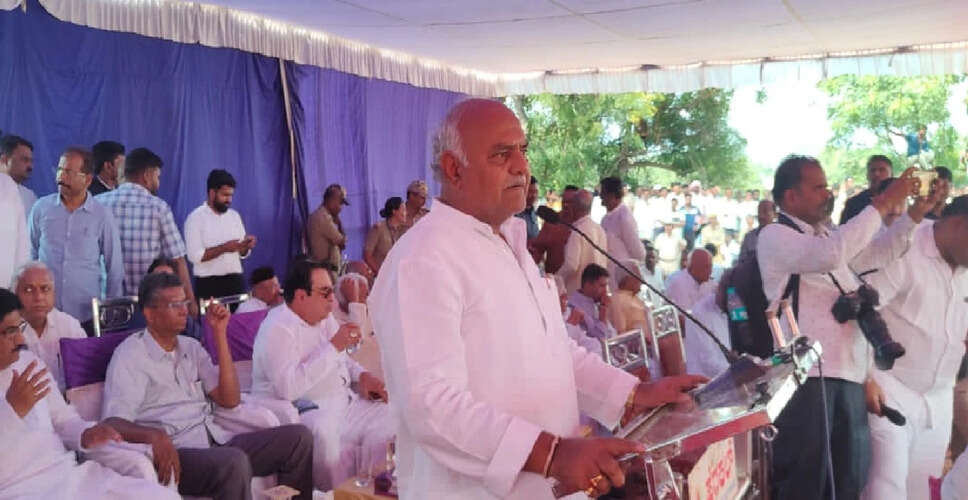 बेलगावी में गन्ना किसानों का प्रदर्शन: मंत्री की कार पर चप्पल फेंके गए