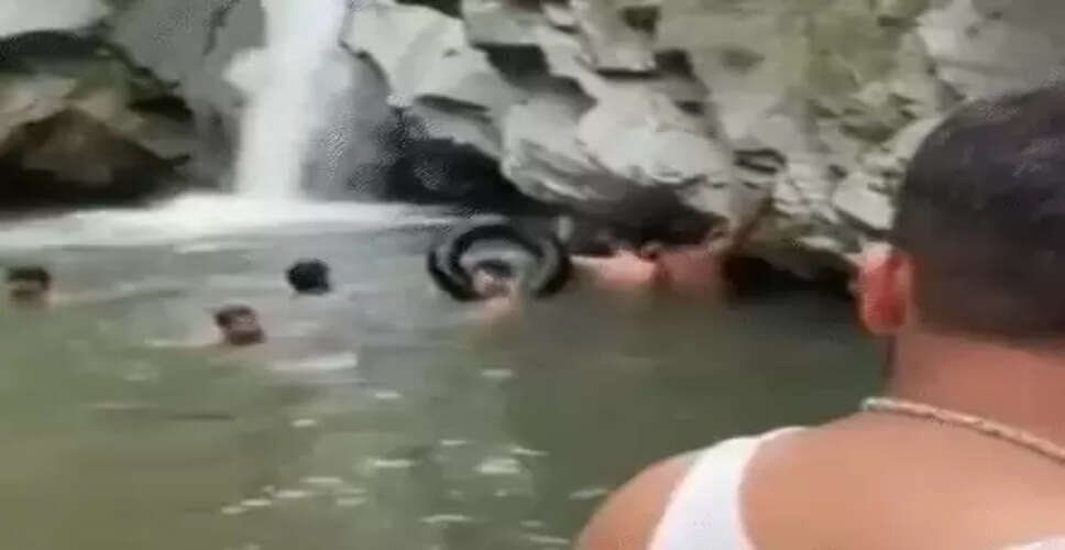 हिमाचल प्रदेश में नदी में डूबे दो युवक: एक का शव मिला, दूसरे की तलाश जारी