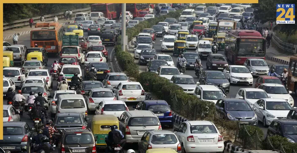 सरकार ने 20 साल से पुराने वाहनों के लिए नवीनीकरण शुल्क बढ़ाया