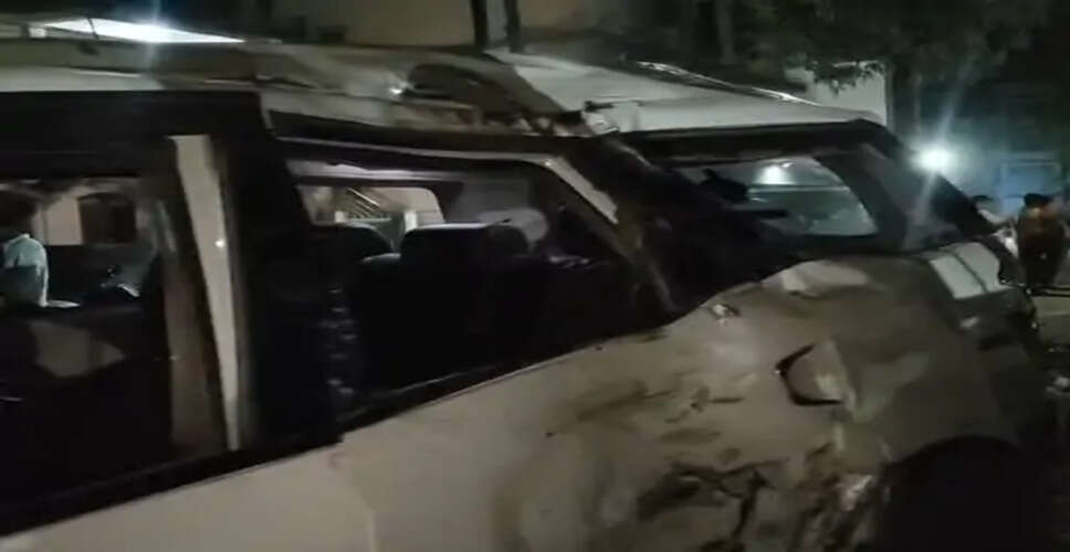 मंडला में तेज रफ्तार कार से फुल्की ठेले को टक्कर, तीन घायल