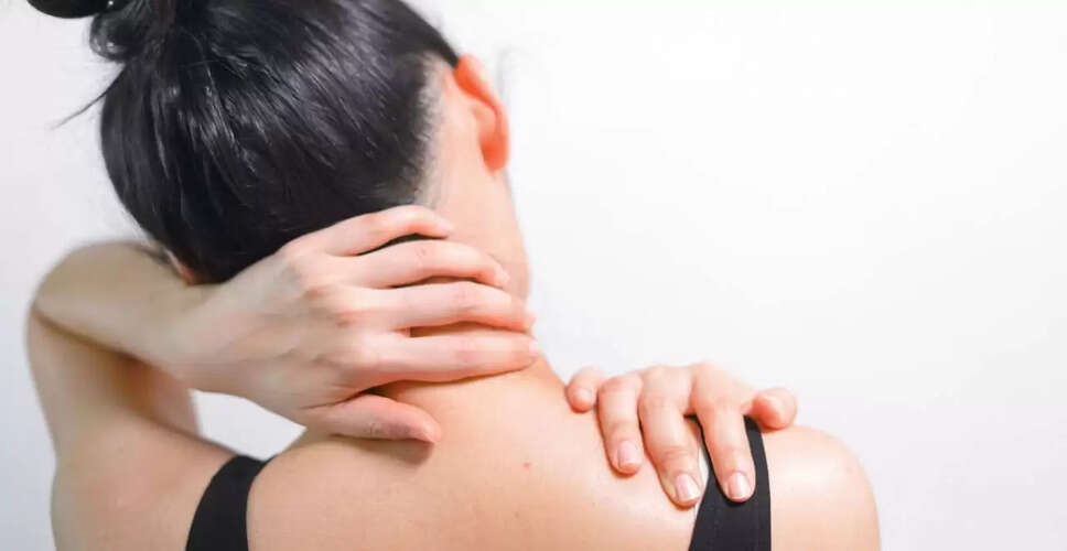 गर्दन और कंधे की जकड़न: कब है सामान्य और कब है गंभीर समस्या?