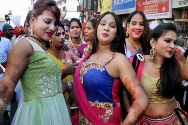 किन्नरों को दान में न दें ये चीजें, जानें क्यों