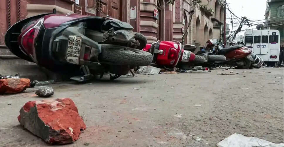 नोएडा में मज़दूरों का आंदोलन हिंसक, पुलिस ने किया बल प्रयोग