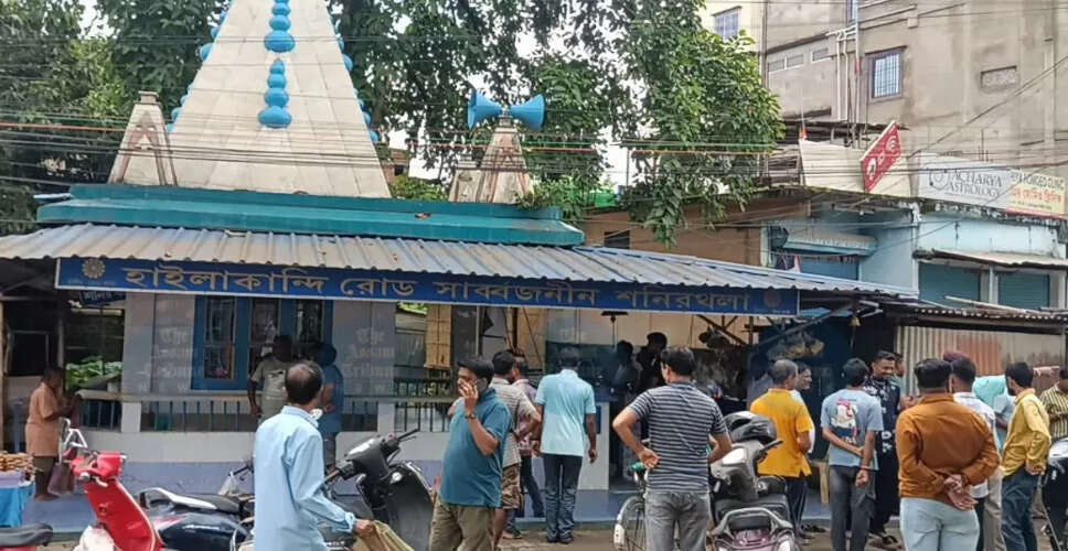 चोरी से पहले मंदिर में प्रार्थना करता चोर, CCTV में कैद
