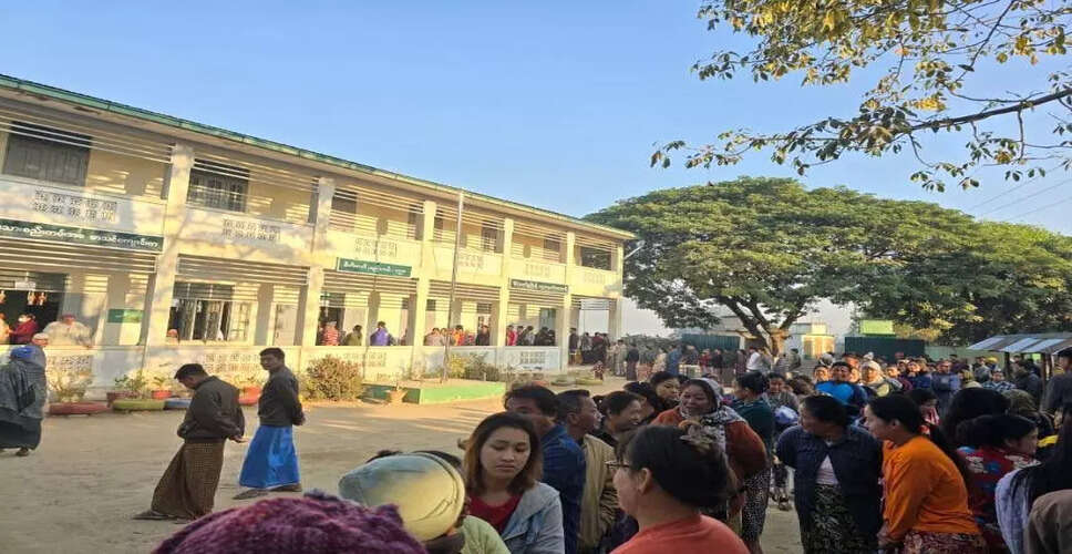 म्यांमार में पहले आम चुनाव की शुरुआत, युद्ध के बीच मतदान