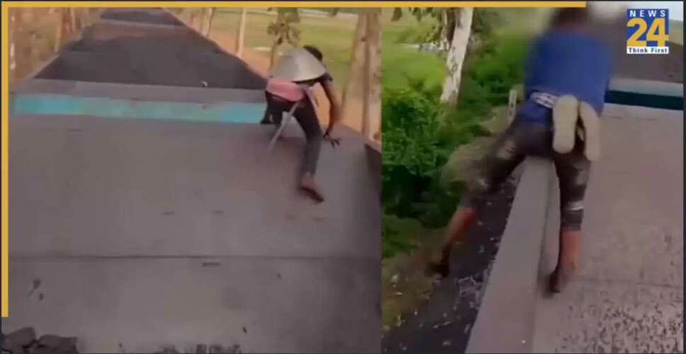 झारखंड में किशोरों का खतरनाक स्टंट, चलती ट्रेन से कोयला चुराने का प्रयास