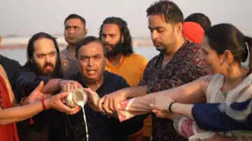 मुकेश अंबानी का महाकुंभ में परिवार के साथ पवित्र स्नान