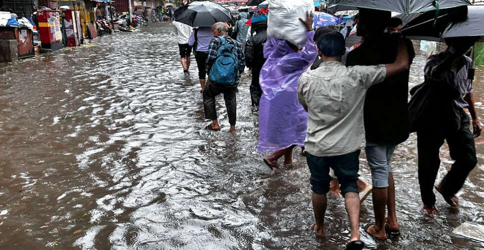 दिल्ली में भारी बारिश से यातायात प्रभावित, जारी हुआ रेड अलर्ट