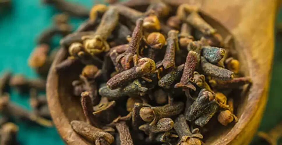 लौंग के सेवन के फायदे और नुकसान