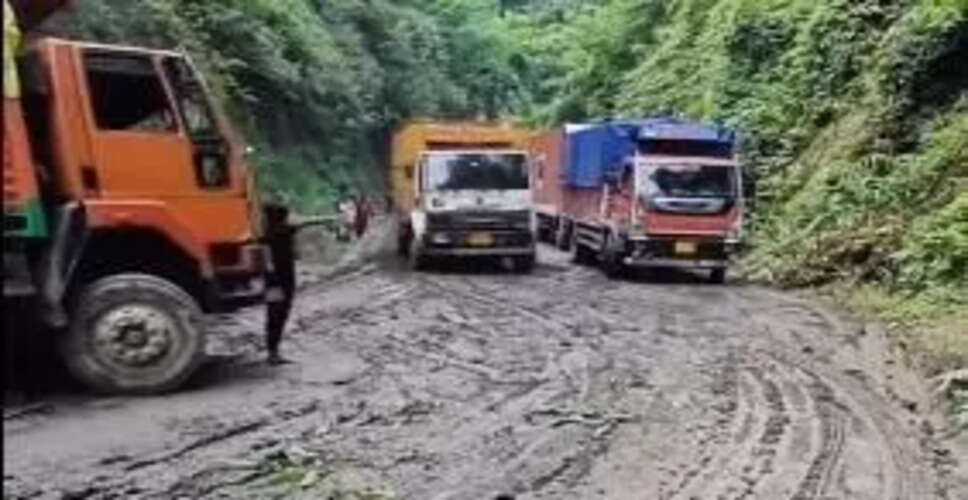 आइज़ॉल-सिलचर हाईवे की स्थिति गंभीर, ट्रकों का फंसना जारी