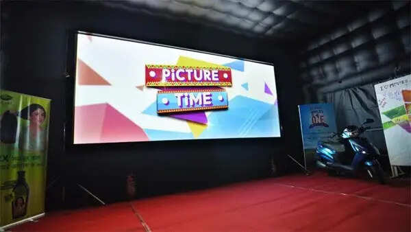 सतीश कौशिक का अनोखा मोबाइल सिनेमा: गांवों में फिल्में दिखाने की नई पहल