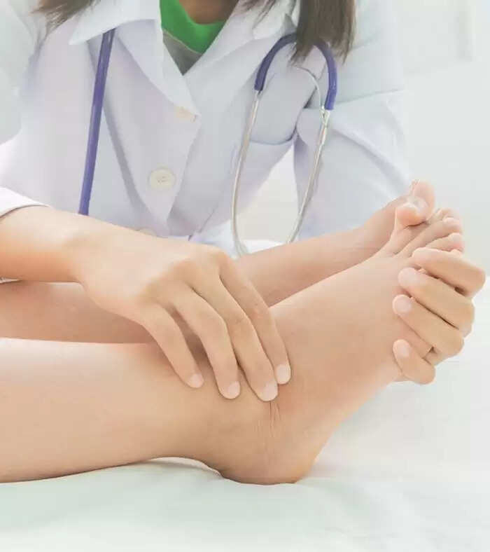 पैरों में बदलाव: स्वास्थ्य संकेत और सावधानियाँ